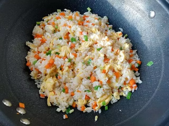 1碗剩米飯,2個雞蛋,10分鐘做出美味早餐,簡單有營養!