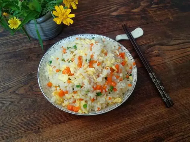 1碗剩米飯,2個雞蛋,10分鐘做出美味早餐,簡單有營養!