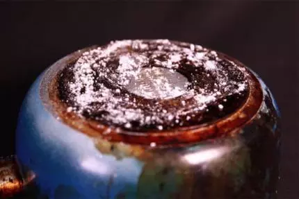 鍋用久了底部油漬難除?這4個小方法,能讓你省下不少力