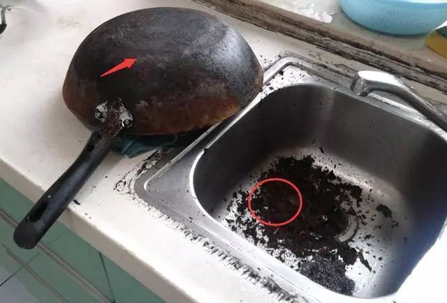 鍋用久了底部油漬難除?這4個小方法,能讓你省下不少力