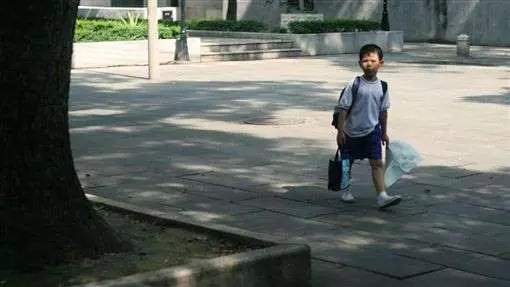 被老師忘在學校!5歲童走4公裡回家