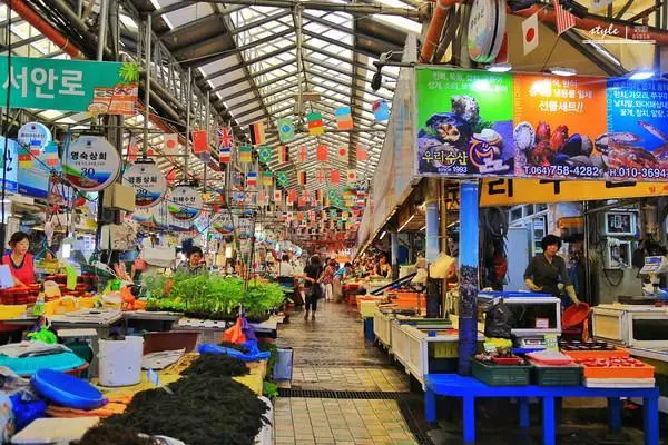 電影院改造的傳統市場,如今成了濟州島最大的市場