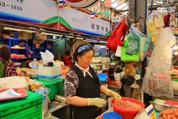 電影院改造的傳統市場,如今成了濟州島最大的市場