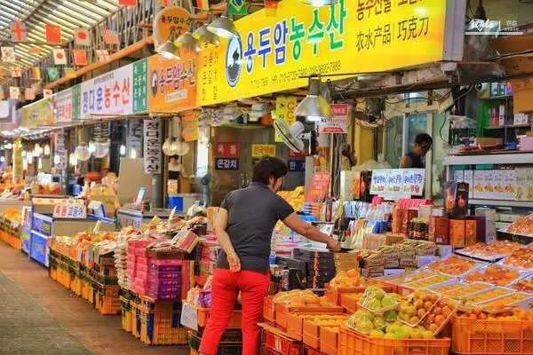 電影院改造的傳統市場,如今成了濟州島最大的市場