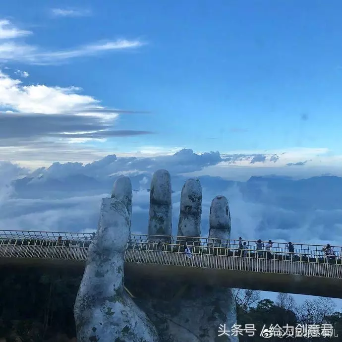 巨人之手黃金橋托上天!絕美視野,走在「天空步道」宛若行走在雲中!