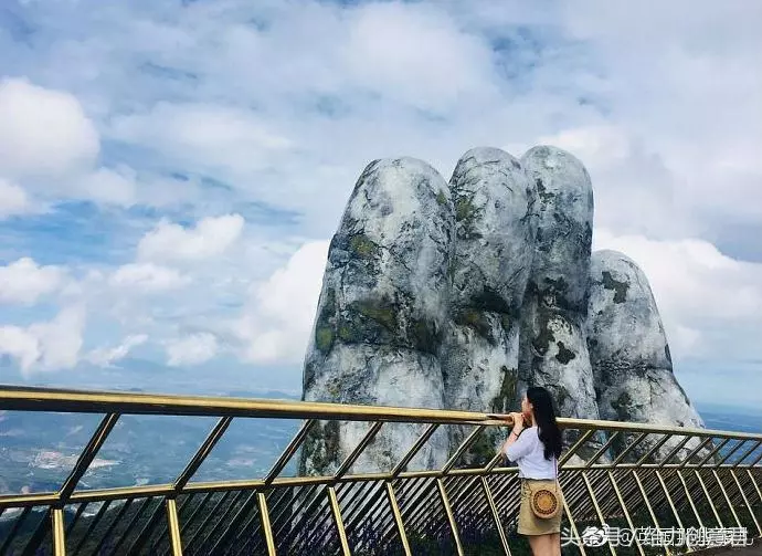 巨人之手黃金橋托上天!絕美視野,走在「天空步道」宛若行走在雲中!
