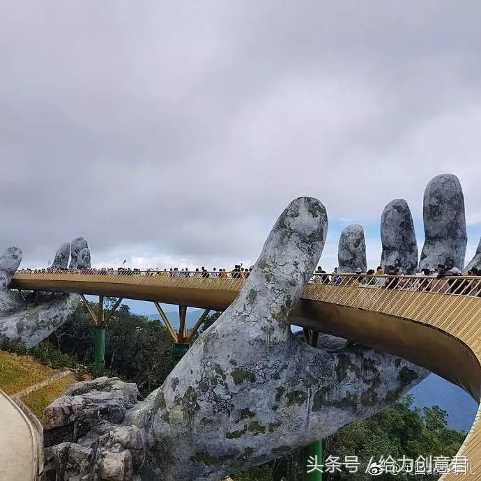 巨人之手黃金橋托上天!絕美視野,走在「天空步道」宛若行走在雲中!