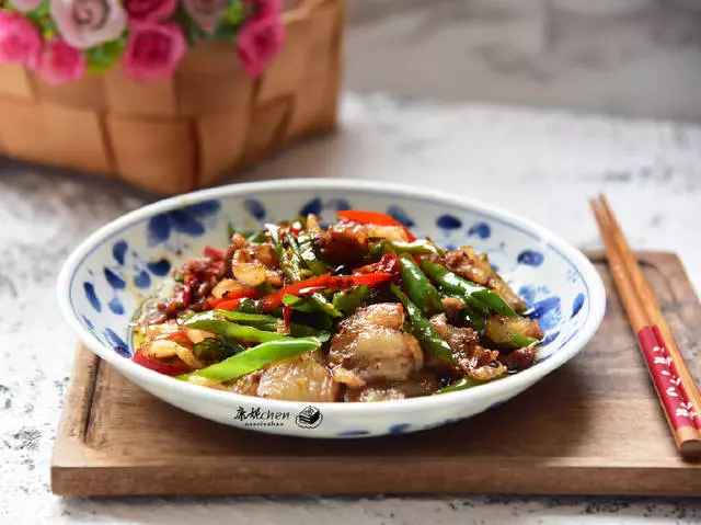 這道菜快手易做,噴香下飯,每次做好端上桌,家人胃口大開,解饞~