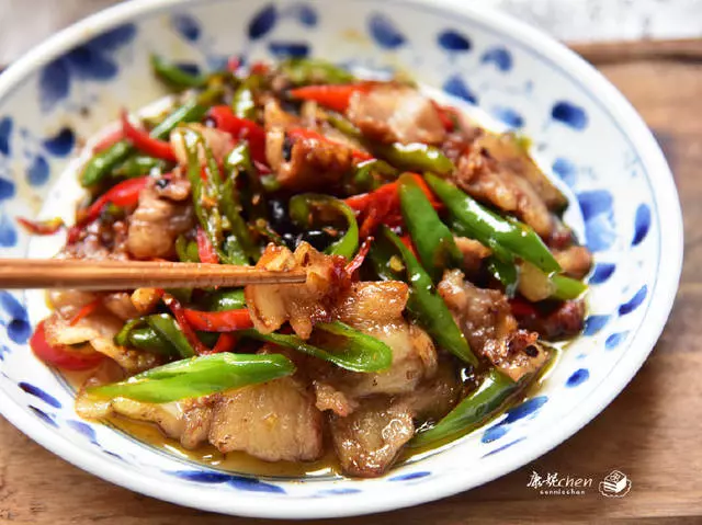 這道菜快手易做,噴香下飯,每次做好端上桌,家人胃口大開,解饞~