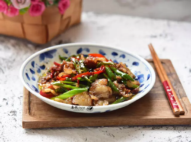 這道菜快手易做,噴香下飯,每次做好端上桌,家人胃口大開,解饞~