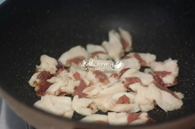 這道菜快手易做,噴香下飯,每次做好端上桌,家人胃口大開,解饞~