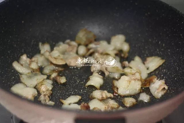 這道菜快手易做,噴香下飯,每次做好端上桌,家人胃口大開,解饞~