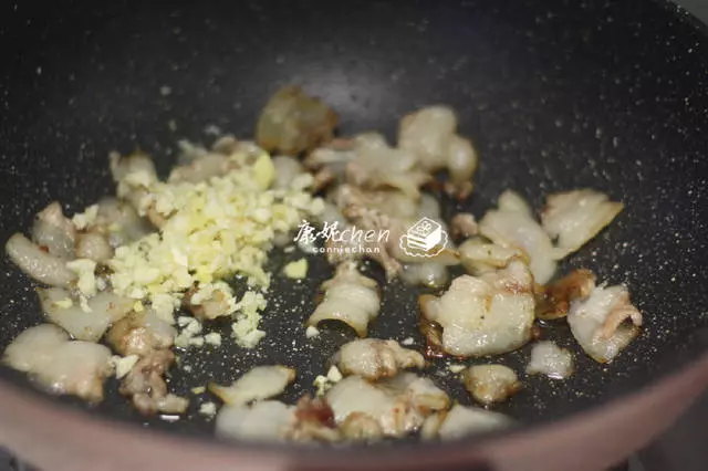 這道菜快手易做,噴香下飯,每次做好端上桌,家人胃口大開,解饞~