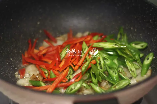 這道菜快手易做,噴香下飯,每次做好端上桌,家人胃口大開,解饞~