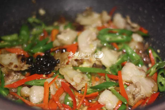 這道菜快手易做,噴香下飯,每次做好端上桌,家人胃口大開,解饞~