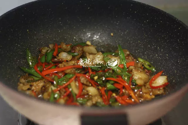 這道菜快手易做,噴香下飯,每次做好端上桌,家人胃口大開,解饞~