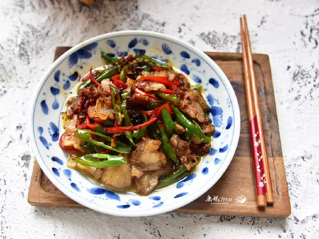 這道菜快手易做,噴香下飯,每次做好端上桌,家人胃口大開,解饞~