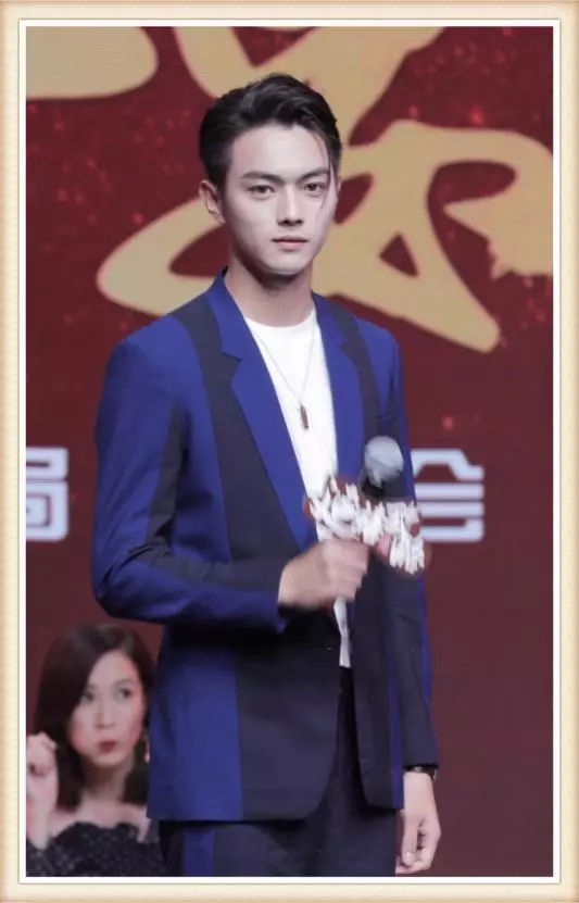 【一言難盡~】看了23歲「富察博恆」的西裝照,再看40歲「乾隆皇帝」,終於知道髮型的重要性了!