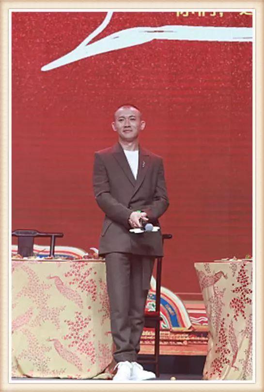 【一言難盡~】看了23歲「富察博恆」的西裝照,再看40歲「乾隆皇帝」,終於知道髮型的重要性了!