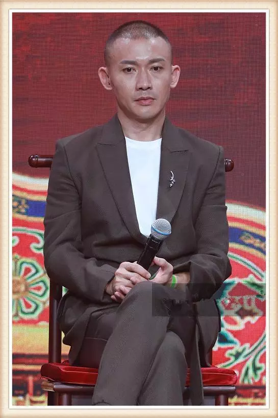 【一言難盡~】看了23歲「富察博恆」的西裝照,再看40歲「乾隆皇帝」,終於知道髮型的重要性了!