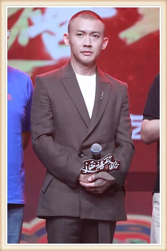 【一言難盡~】看了23歲「富察博恆」的西裝照,再看40歲「乾隆皇帝」,終於知道髮型的重要性了!
