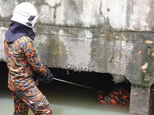 【大馬悲劇死亡命案】華男為保命!才發生此悲劇!消防人員竟出動蛙人進溝渠才找到死者!【內有視頻】