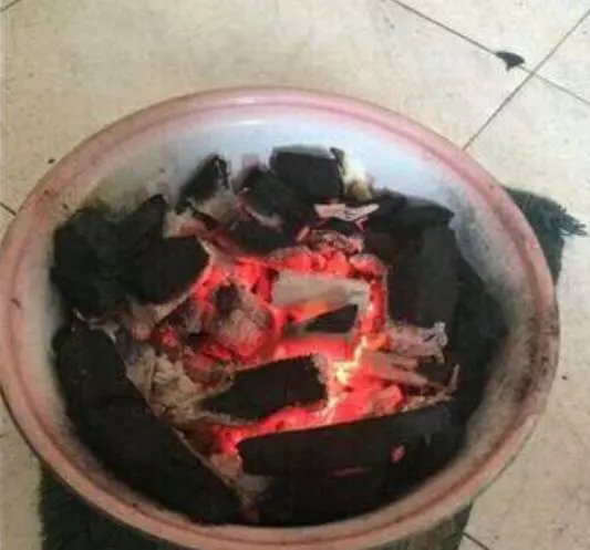 大馬華裔夫妻燒炭自殺!鄰居爆出自殺是因這件事!快看!害人不淺!