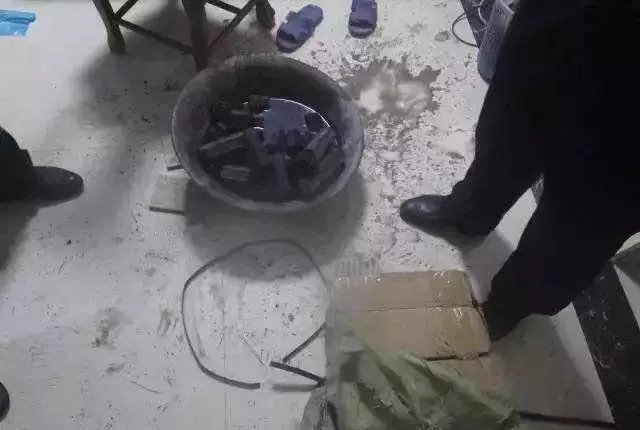 大馬華裔夫妻燒炭自殺!鄰居爆出自殺是因這件事!快看!害人不淺!