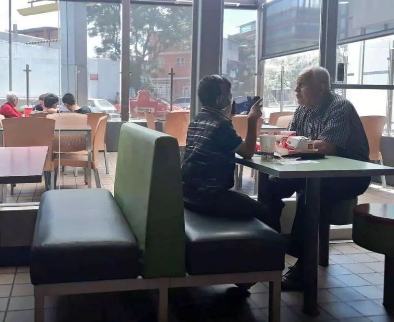 帶孫子吃麥當勞「他卻只低頭猛玩手機」,爺爺落寞的看著他不禁流下眼淚...