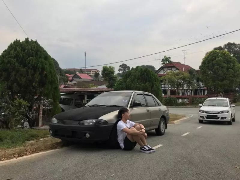 【寧願叫Grab都不上車!】大馬男子因駕Proton Wira接送,女子竟拒絕上車!