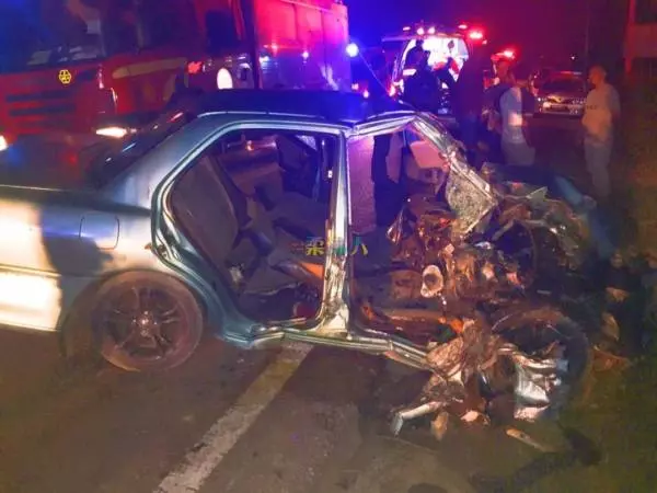 疑超車不遂撞貨卡 鐵枝插頭 司機喪命