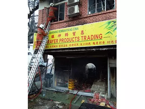 祝融凌晨光顧, 吉隆坡怡保路神料店業者損失慘重 !