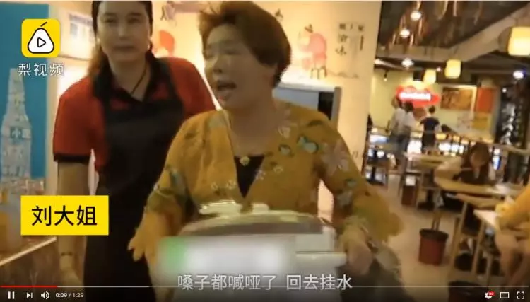 奇葩請假法!女員工不爽請假被扣薪大鬧...超瞎!老闆無奈:只傳一聲OO!