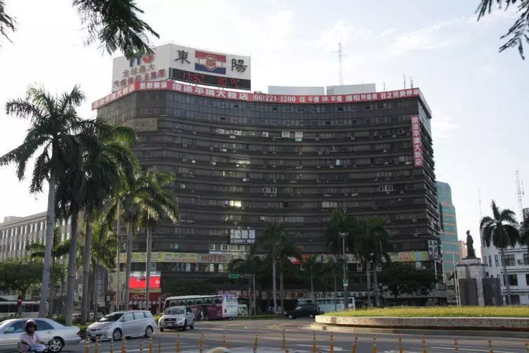 在地人都不敢靠近...台南站前超神祕「鐵道飯店」內部長怎樣?他實地探勘po文被讚:真勇者!