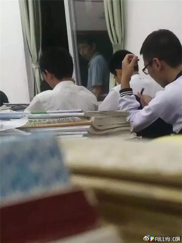 學生冒死拍下「手機臨死前的最後一刻」勾起網友回憶爆紅,太多老師被出賣了!