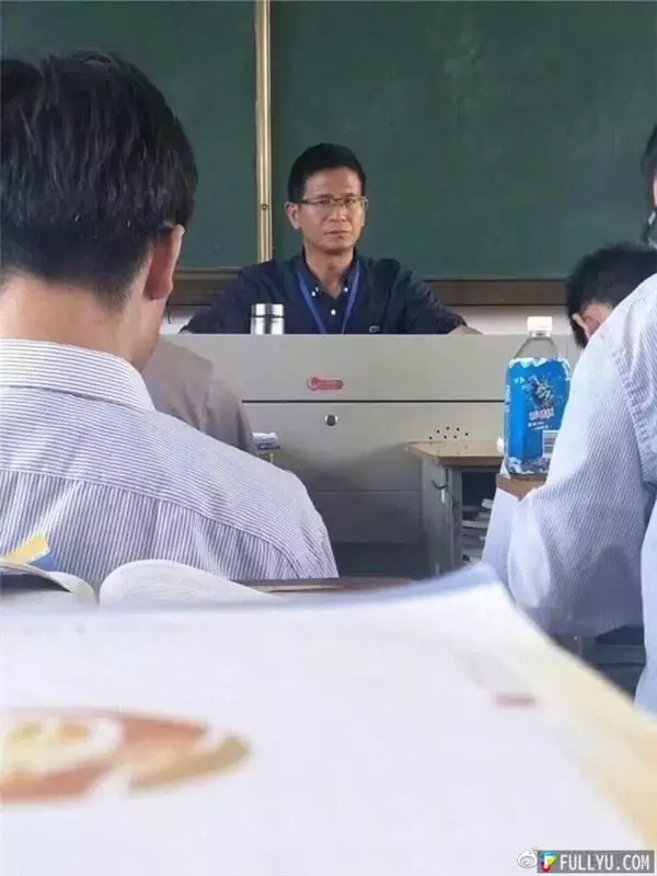 學生冒死拍下「手機臨死前的最後一刻」勾起網友回憶爆紅,太多老師被出賣了!