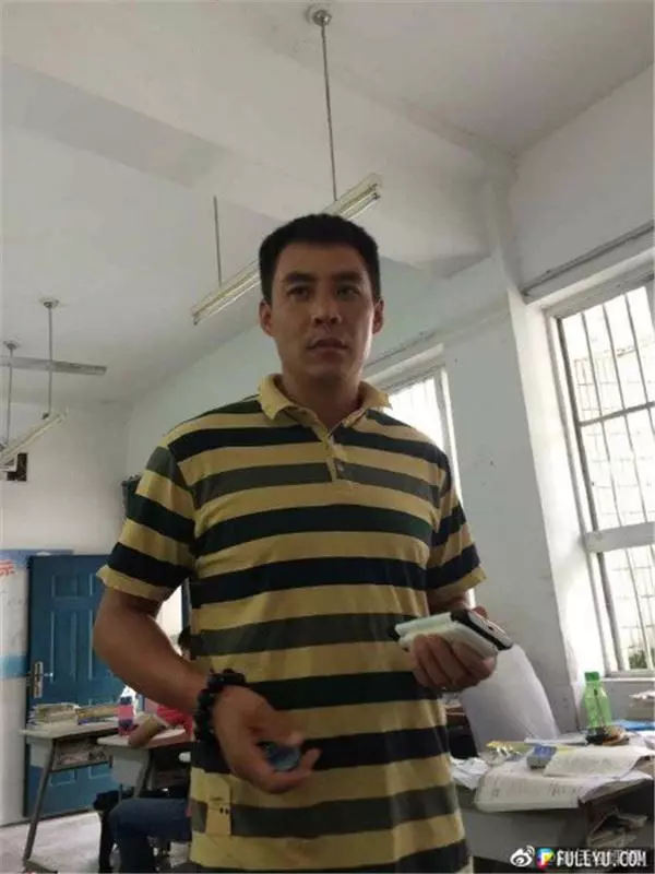 學生冒死拍下「手機臨死前的最後一刻」勾起網友回憶爆紅,太多老師被出賣了!