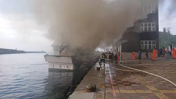 野柳火燒船!漁船引擎室起火 整艘被火舌吞噬