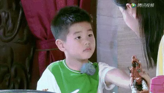 胡可育兒方式被贊:當孩子發脾氣時,你說的第一句話至關重要!