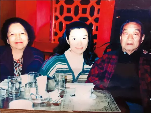 《最浪漫的事》原唱趙詠華,與媽媽相依為命,她卻為媽媽的小三抄佛經,照顧她到老!