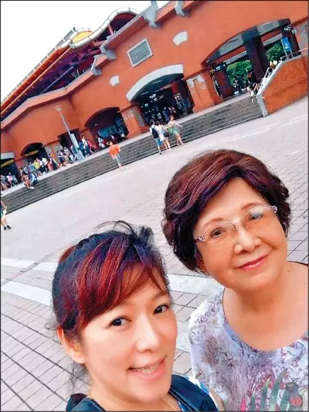 《最浪漫的事》原唱趙詠華,與媽媽相依為命,她卻為媽媽的小三抄佛經,照顧她到老!