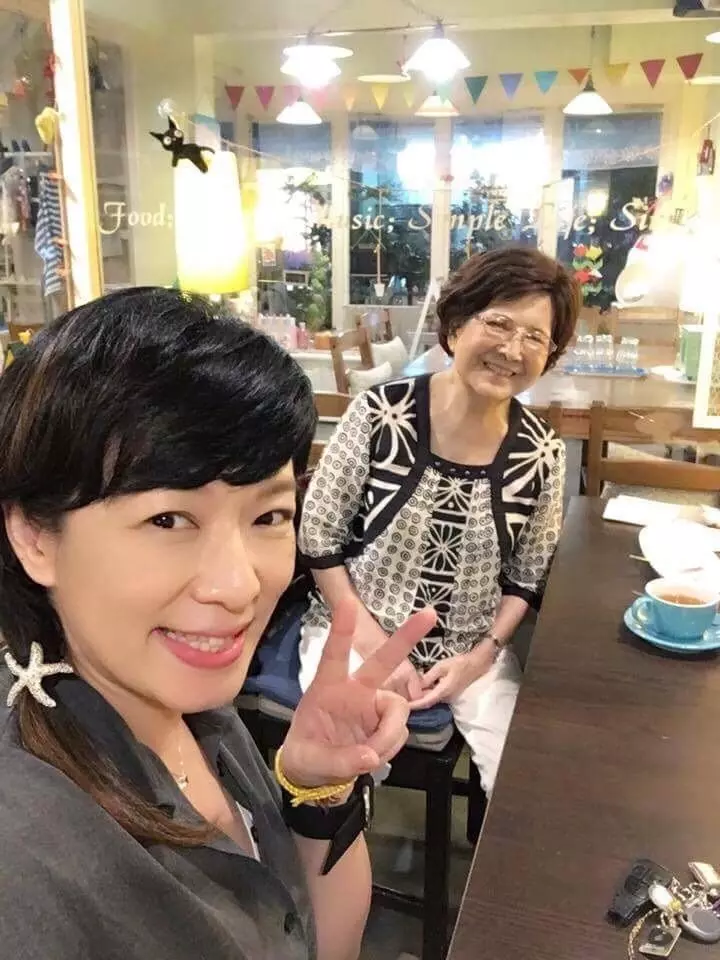 《最浪漫的事》原唱趙詠華,與媽媽相依為命,她卻為媽媽的小三抄佛經,照顧她到老!