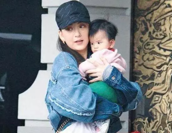 郭富城女兒正面大曝光!圓圓的眼睛泄露了媽媽方媛的一個秘密,怪不得郭天王要娶她!