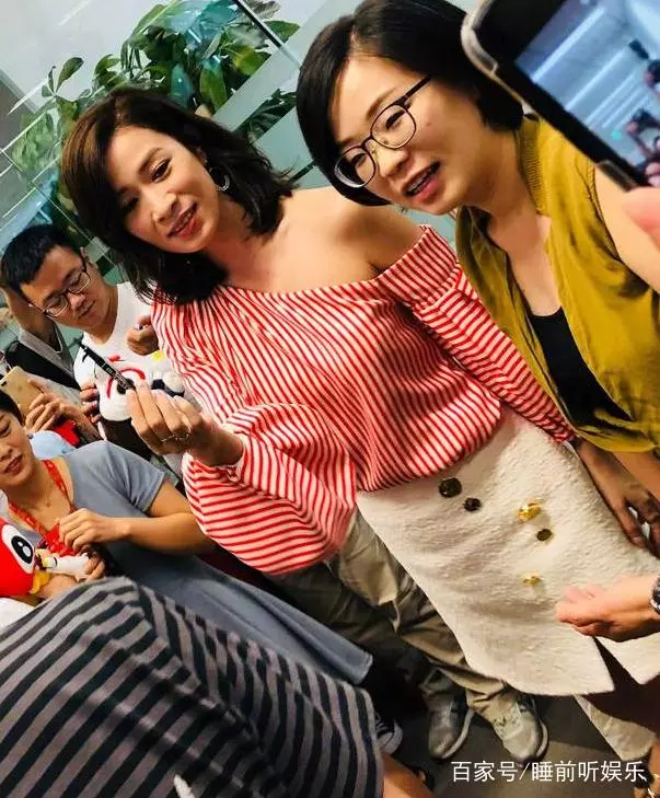 路人鏡頭下的佘詩曼,身穿露肩上衣配半身白裙,網友:容貌一般!