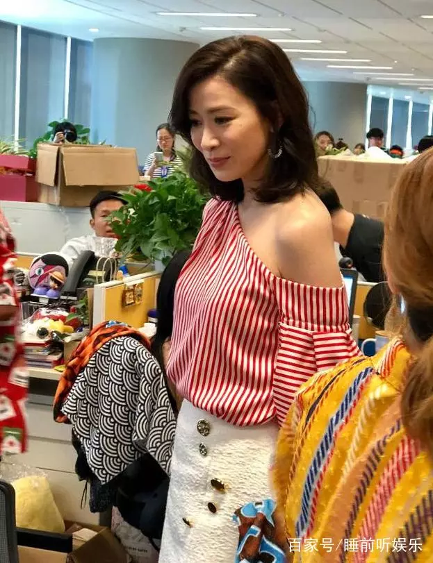 路人鏡頭下的佘詩曼,身穿露肩上衣配半身白裙,網友:容貌一般!