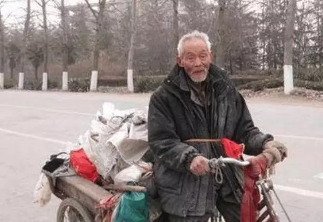 非親爸把兒子拉扯大,兒成大老闆回鄉,看到爸爸哭出了聲