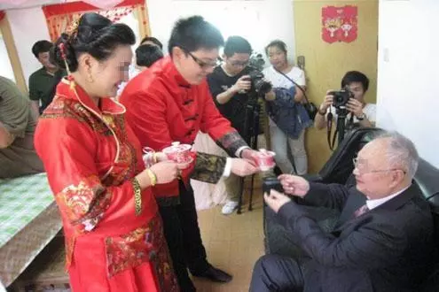 岳母要二十萬彩禮, 男子想放棄, 去岳母家吃了頓飯, 他感動落淚
