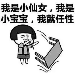 貓咪尋著味道來到廚房,看著滿池子的髒盤子:該考慮離家出走了