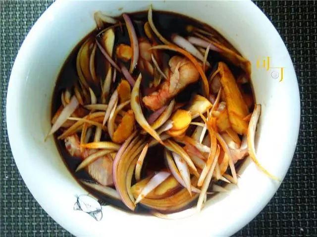 腌一腌,煮一煮,電飯煲燒雞翅就是這麼簡單,入味又好吃,太香了