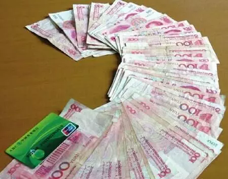 小伙賣菜,十歲男孩每天偷把菜小伙裝沒看到,十六年後,驚喜來了